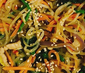韩式拌杂菜的做法,口感丰富,方法简单,在家也能做出韩国美食