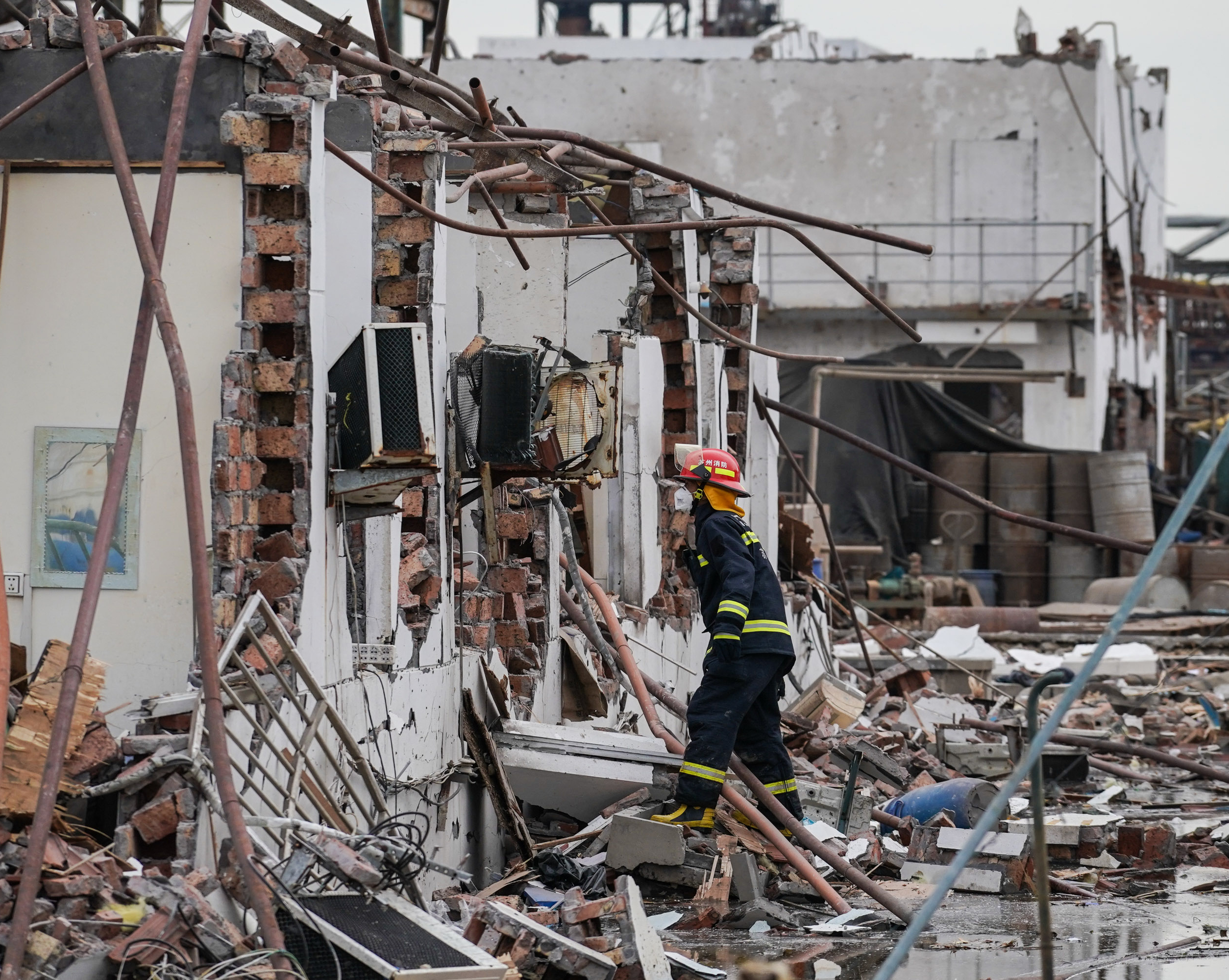 在"3·21"响水天嘉宜公司爆炸事故现场,江苏消防救援总队盐城支队的