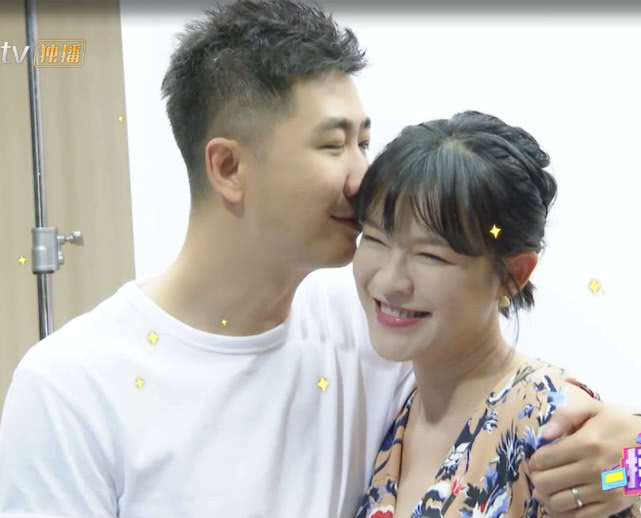 李艾张徐宁孕妇写真曝光,有谁注意到他手部的小动作?网友炸锅