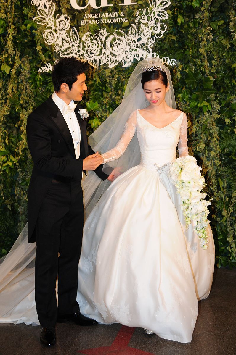 在黄晓明与杨颖携手步入婚姻殿堂的那一刻,娱乐圈的另一位巨匠扬子亦