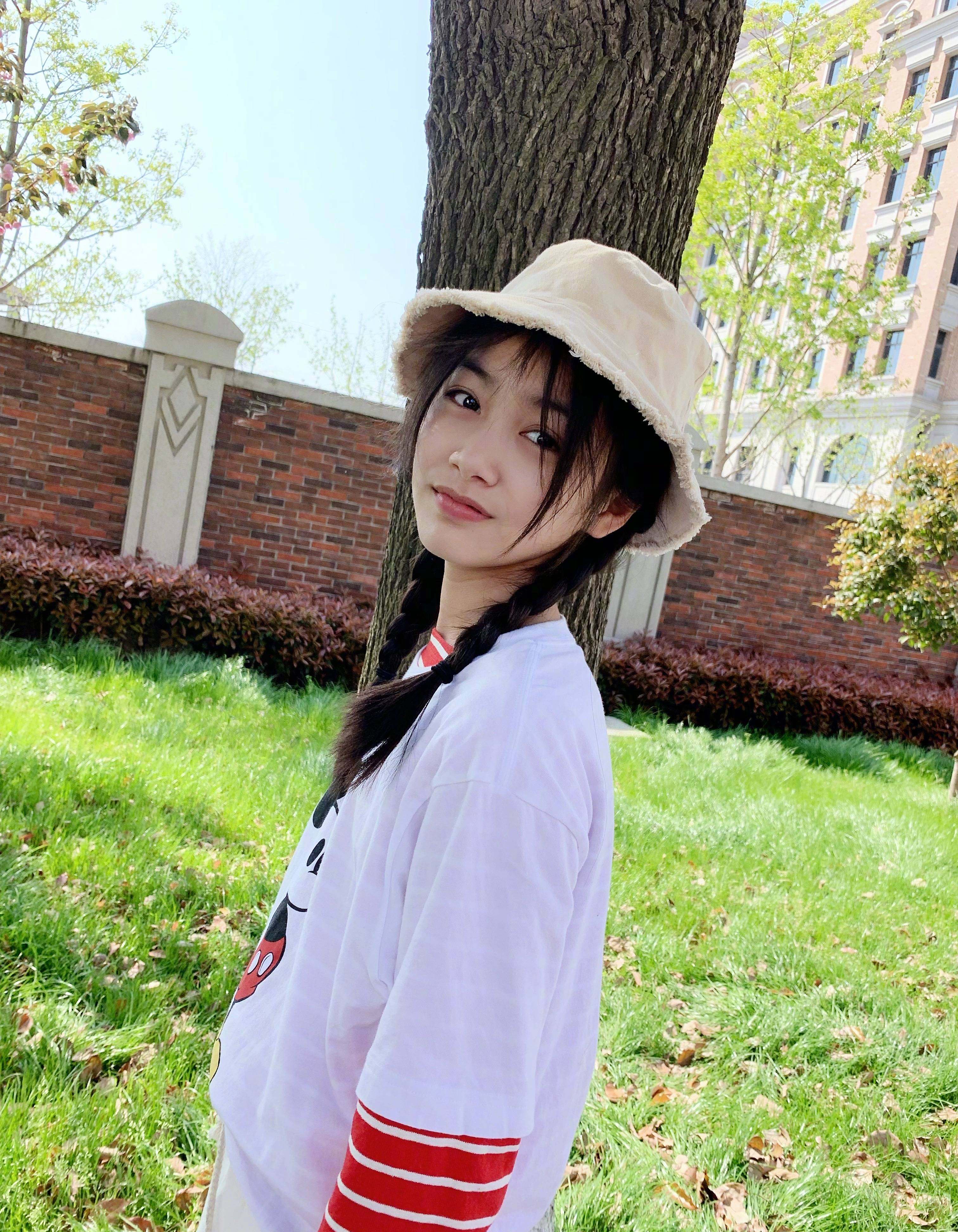 张籽沐晒照四连拍,曾经的小可爱已经快长成大美女了!