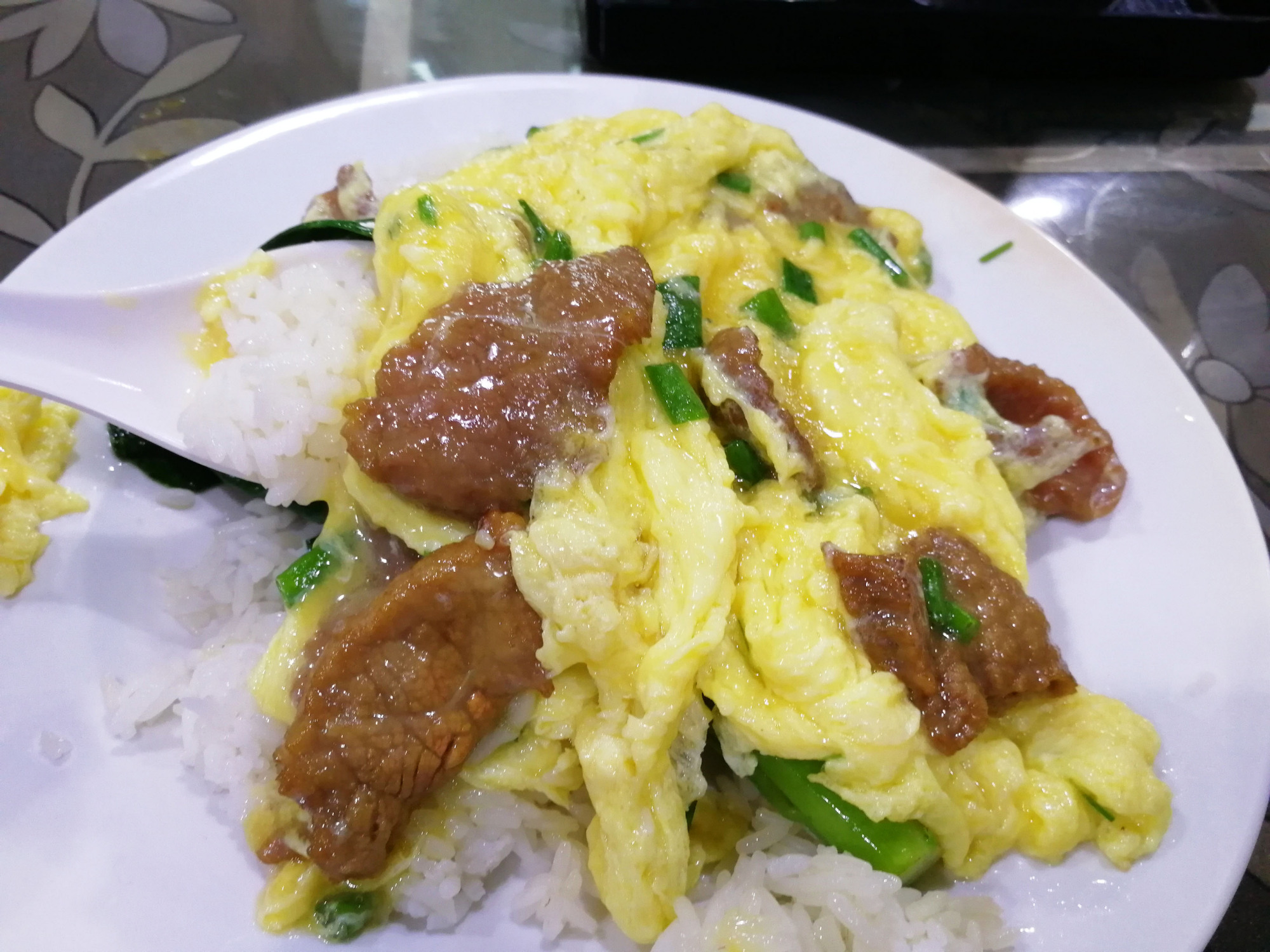 在海珠桥脚的网红店点了牛肉滑蛋碟头饭,现点现炒的碟头饭真好吃