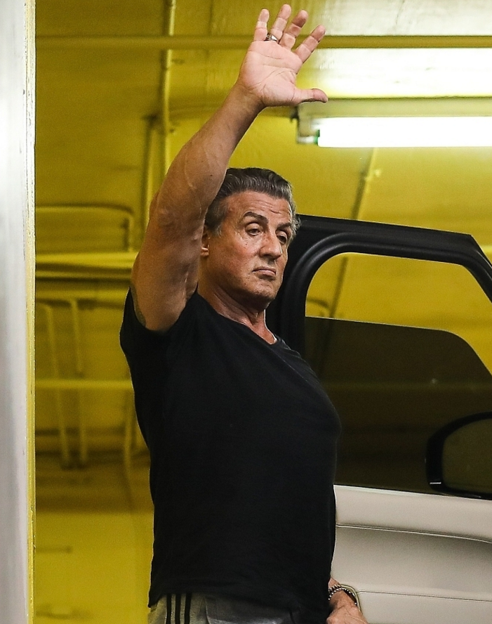 71岁史泰龙肌肉线条依旧健美,现身车库挥手似大哥大