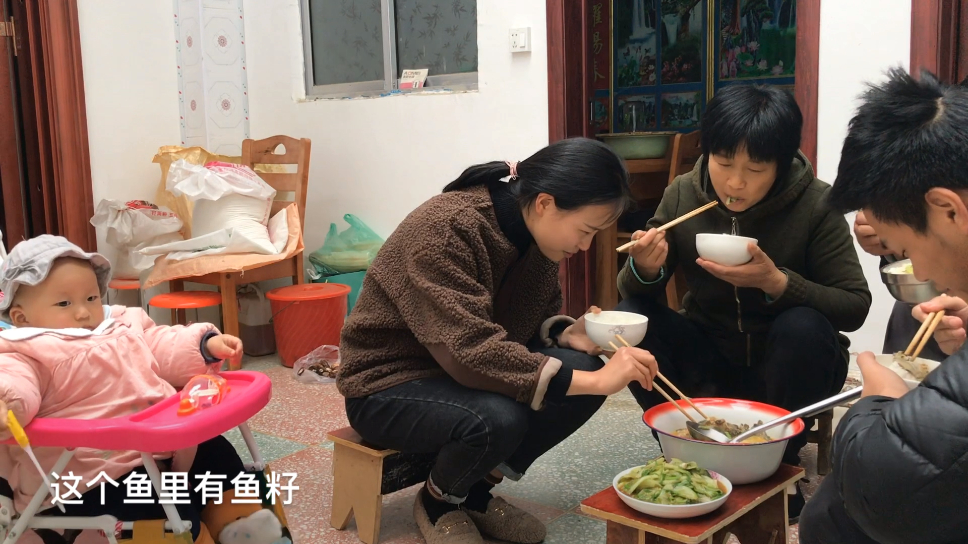 妈妈煮一锅鲫鱼,宝宝能吃鱼籽吗?莉莉要喂,妈妈却说吃了不识数