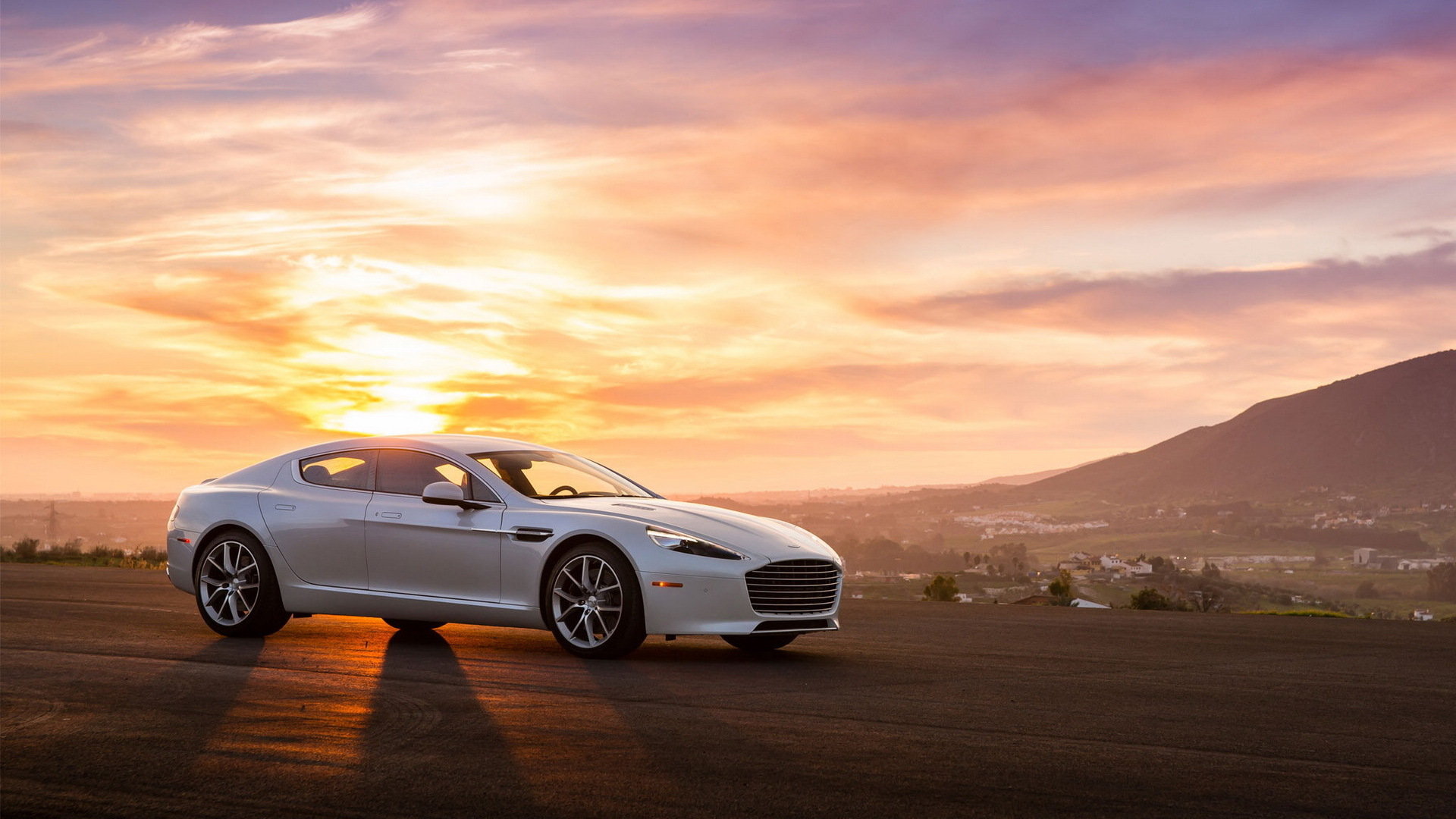 这辆汽车原本是深灰色,但是在阳光下就不同了,轮廓的一些部分闪闪发光