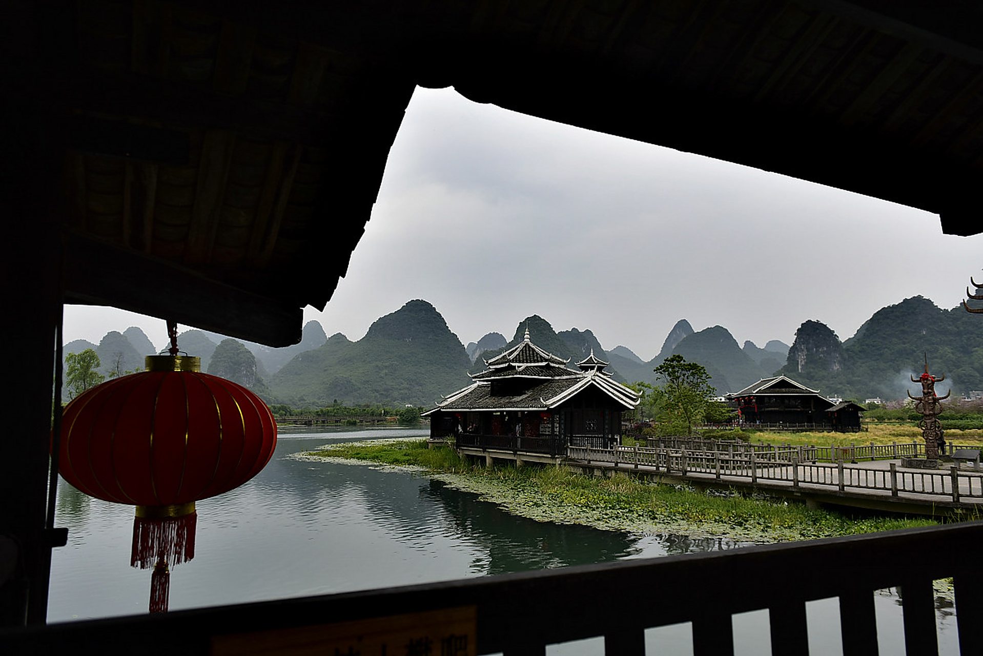 英德市是广东历史文化名城,有丰富的旅游景点,包括自然景观和大型旅游