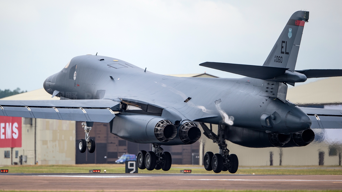 美国空军b-1b枪骑兵战略轰炸机资料图 近距离观看很震撼