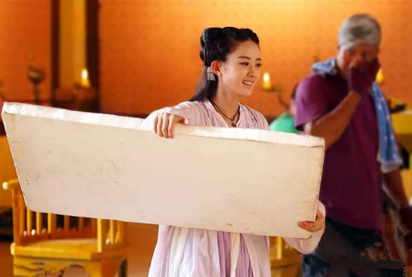 《花千骨》幕后照:白子画头戴蝴蝶结,图6武术指导给小骨做示范