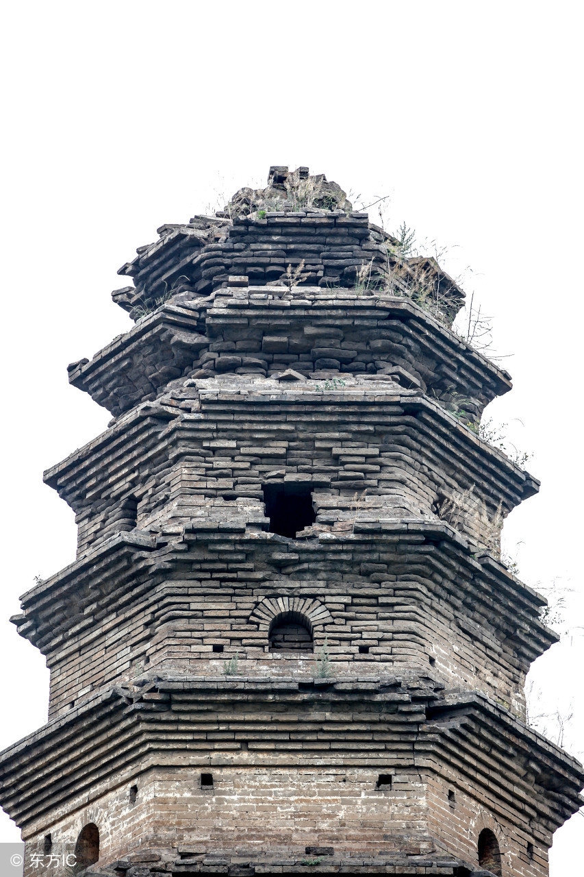 凤台寺塔现状堪忧,有关方面正对其主体进行加固补修处理.