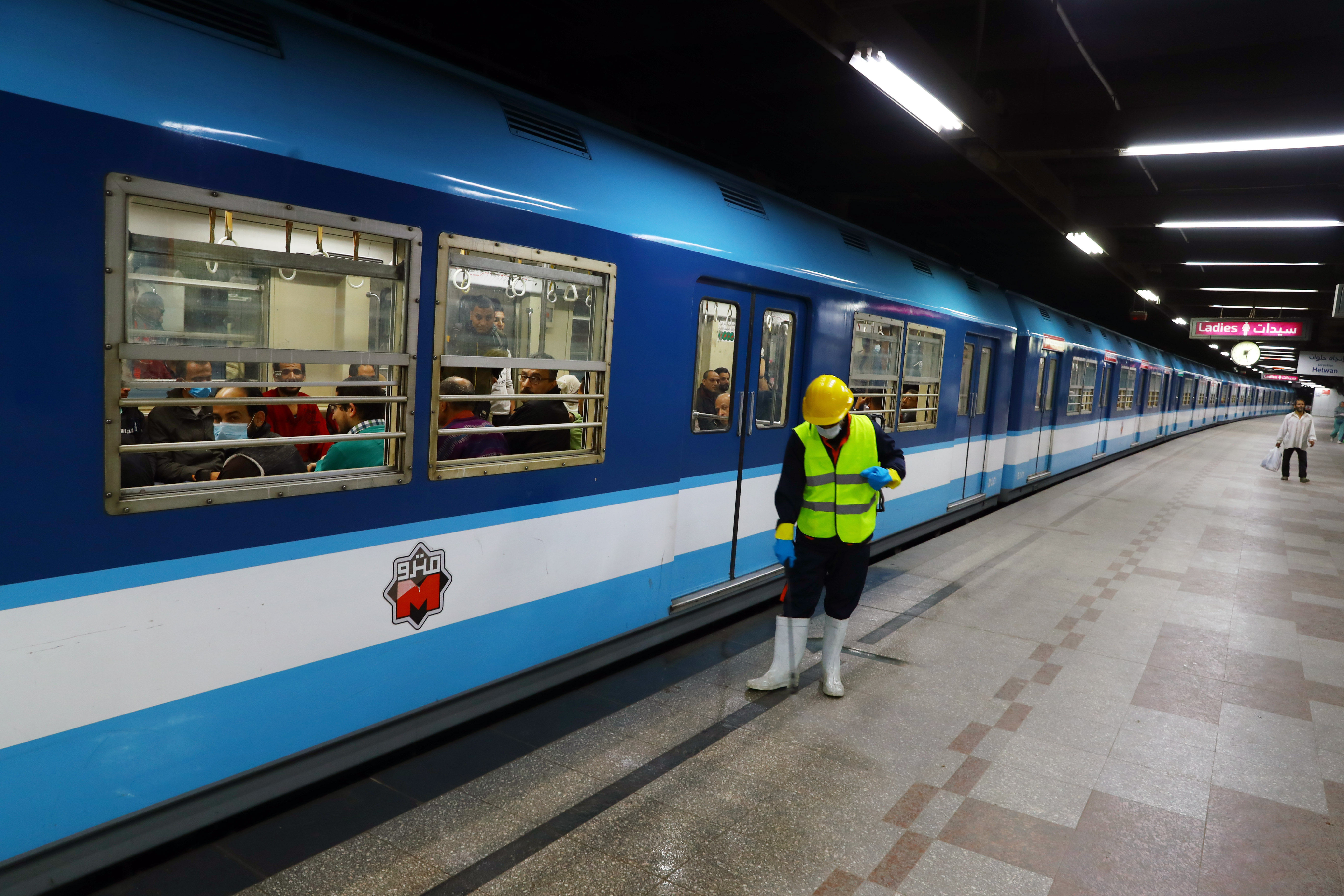 防范疫情:开罗地铁进行消毒