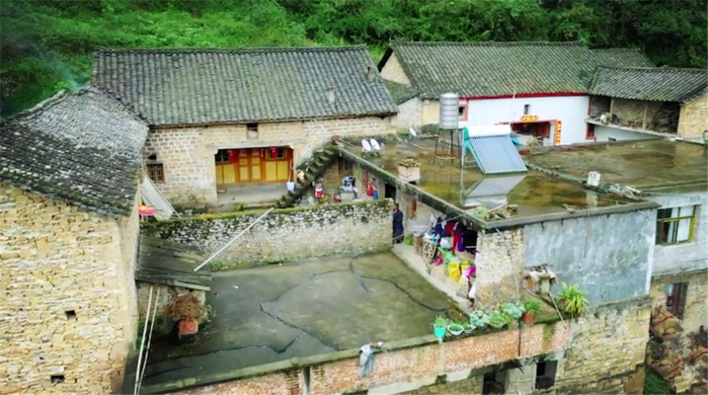 雲南深山老林裡藏著古院落,只有幾戶人家,風景優美人跡罕至