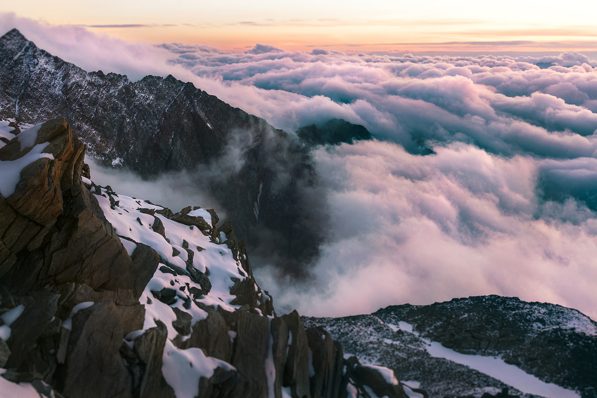 太白山位于陕西,是秦岭主峰之一,海拔3771.2米.
