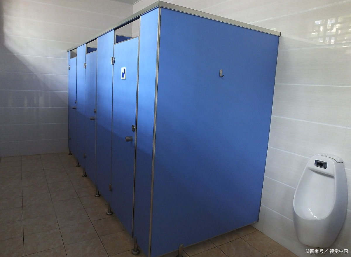 学校厕所的门和手机广告