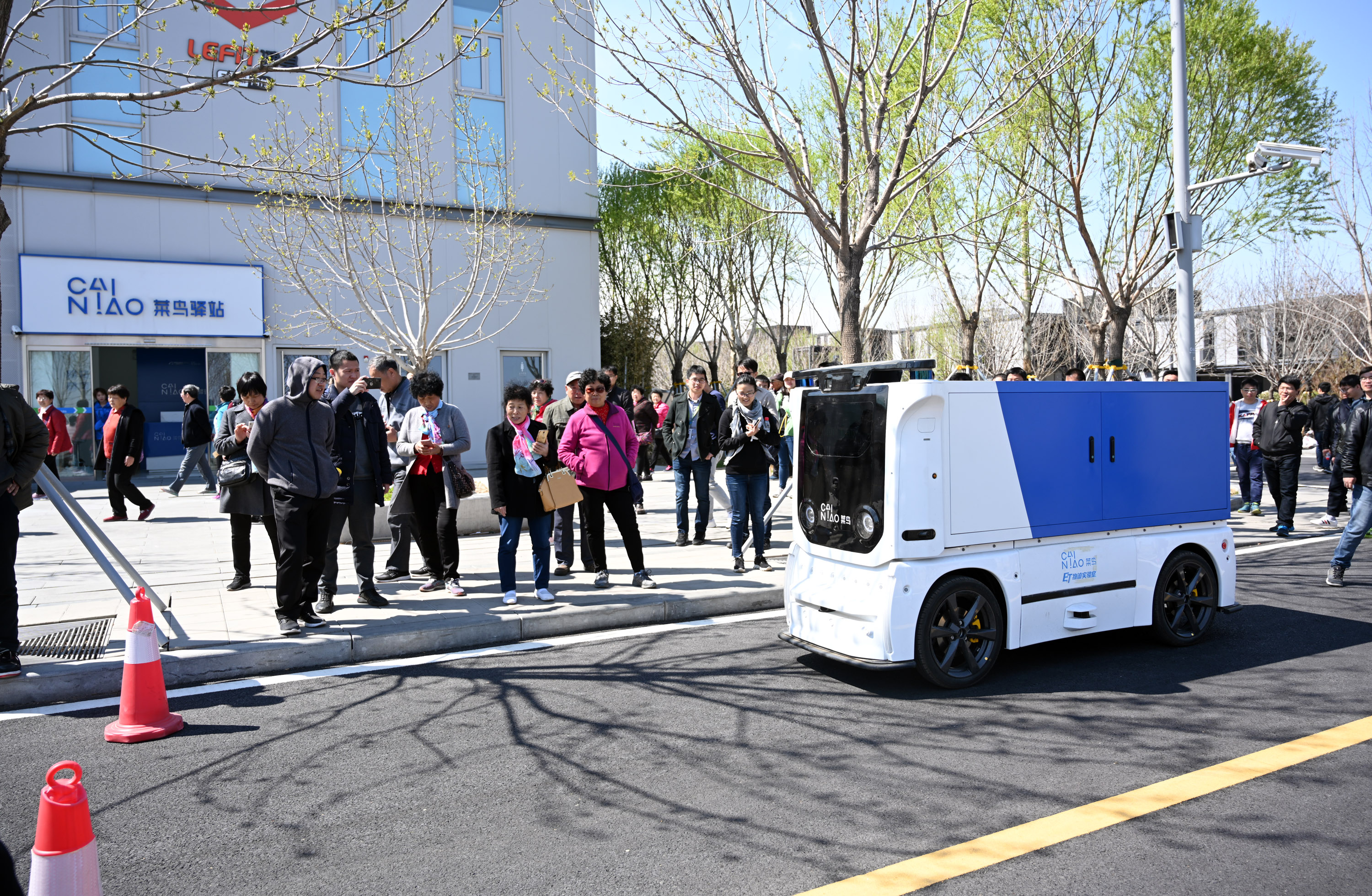 快递无人车亮相雄安