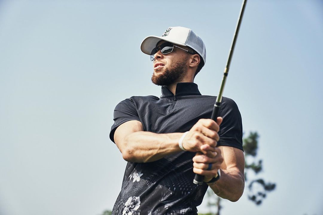 爱好是高尔夫!库里晒出自己在高尔夫球场上的照片