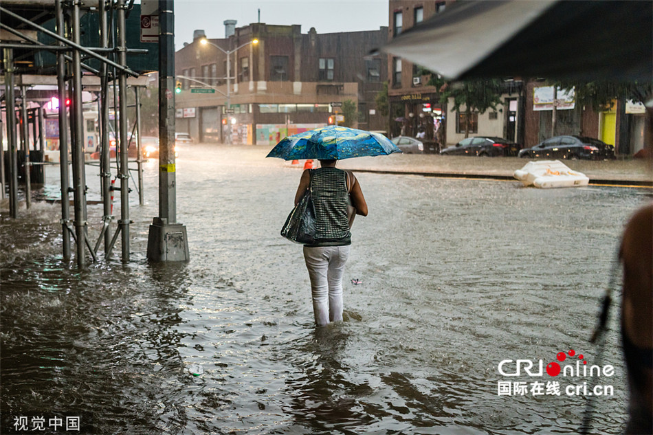 纽约迎来暴雨 街道被淹行人出行不便