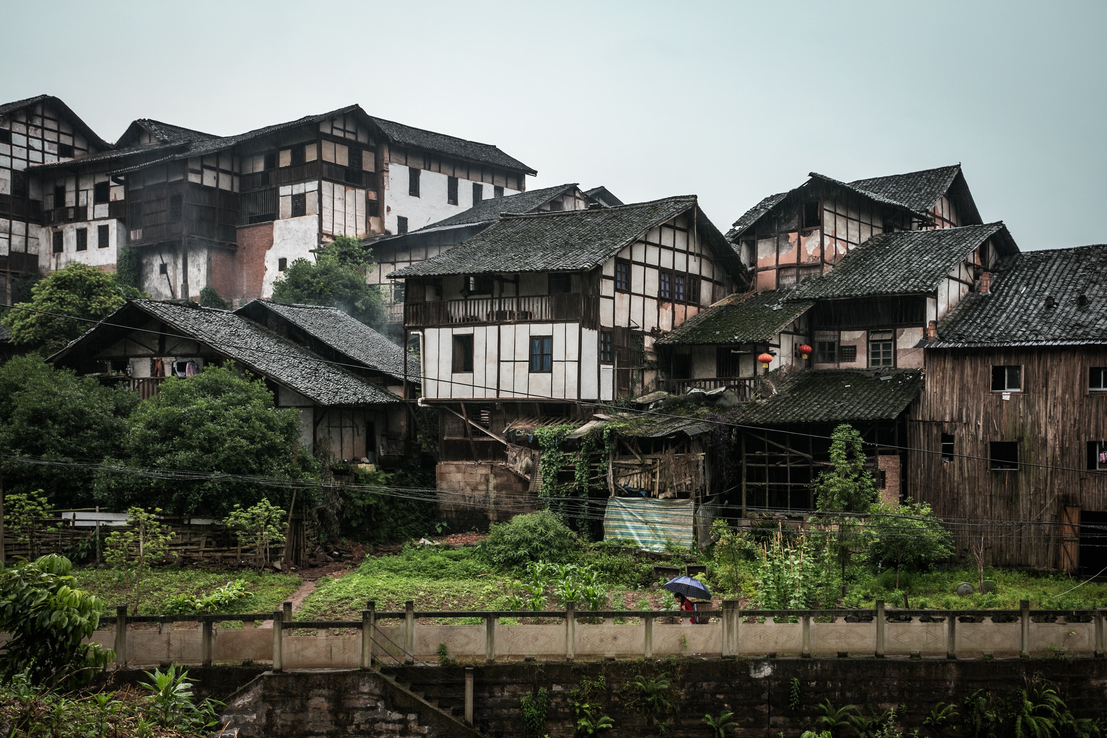 这个古镇是修建在山顶的,建筑都十分的漂亮,这里曾静还是食盐运送的要