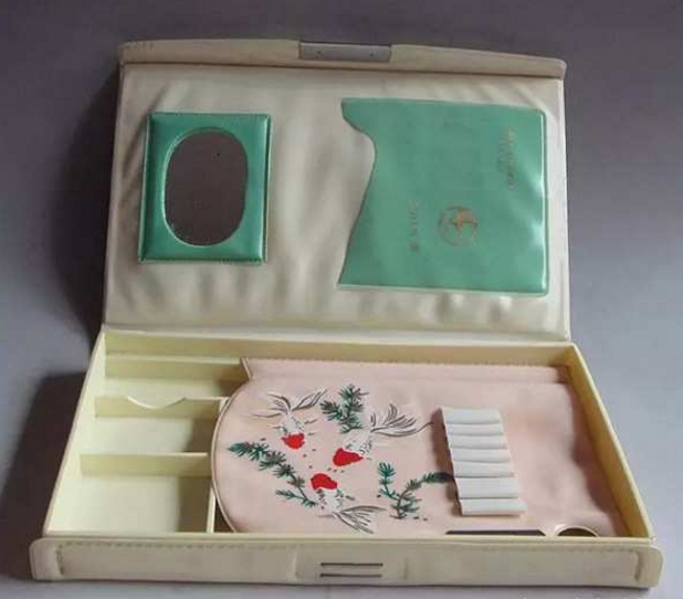 小时候上学特别羡慕同学有一个这样多功能的文具盒.