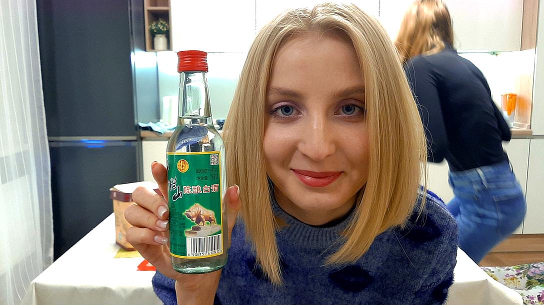 没有酒味啊!喝惯了伏特加,看俄罗斯女孩喝二锅头会如何评价