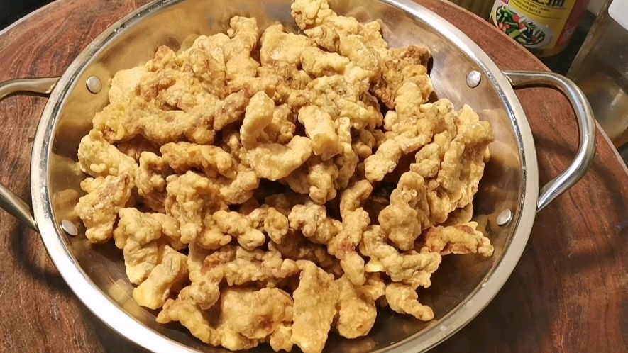 厨师长教你(小酥肉)传统做法,肉的腌制和炸肉技巧……