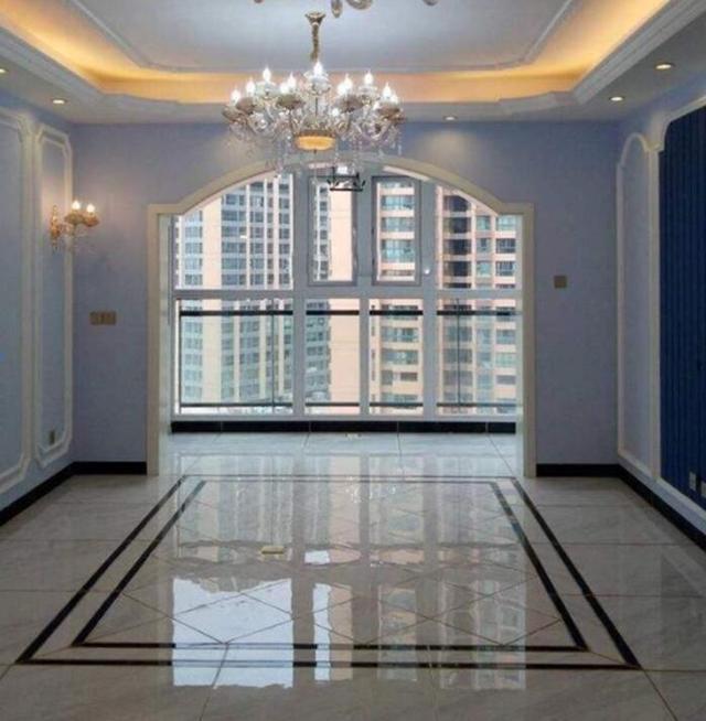 客厅瓷砖一抹色不好看?老师傅教你做一圈线条,瞬间提升装修档次