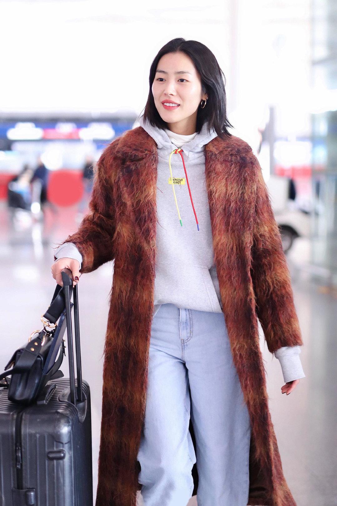 刘雯冬日穿搭真接地气,一套拼接毛衣配阔腿裤,高级又温暖