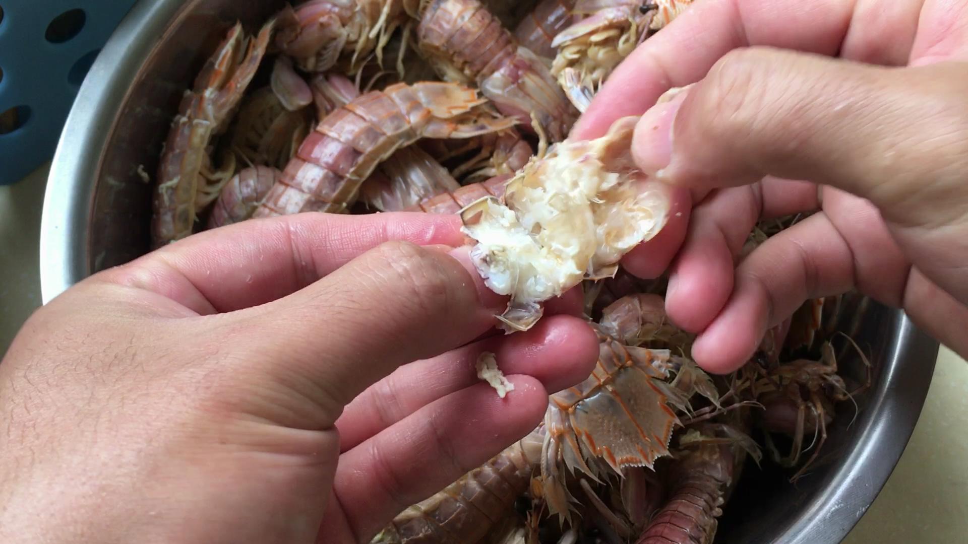 皮皮虾这样挑选一定没错,想剥出整块儿虾肉,就算没有工具也可以