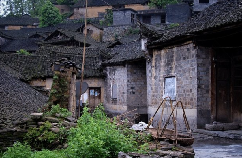 冬就苗寨 "苗绣之乡","雷公寨","石头寨",位于山江镇,距凤凰古城21