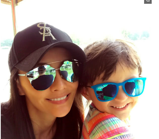 马雅舒混血女儿米雅长大了,眼睛又大又水灵,妥妥的一枚芭比娃娃