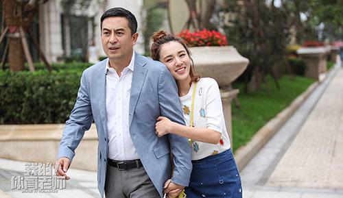 48岁张嘉译全家照:二婚妻温婉大方,爸妈精神矍铄,女儿大眼超萌