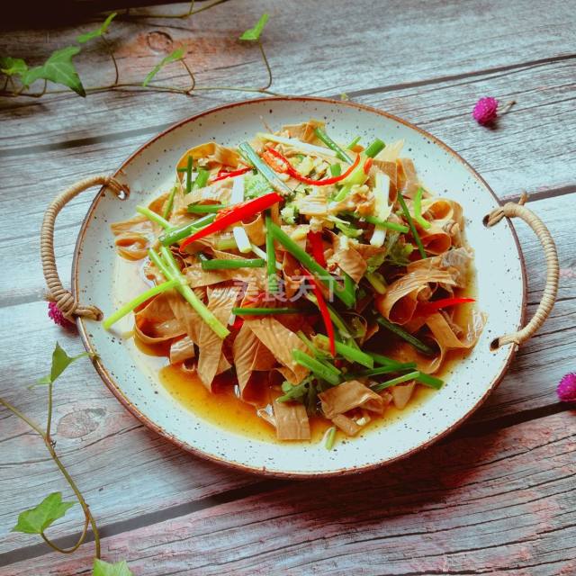 香葱拌黑豆皮,筋道酸辣有味,夏日最爱的爽口小凉菜