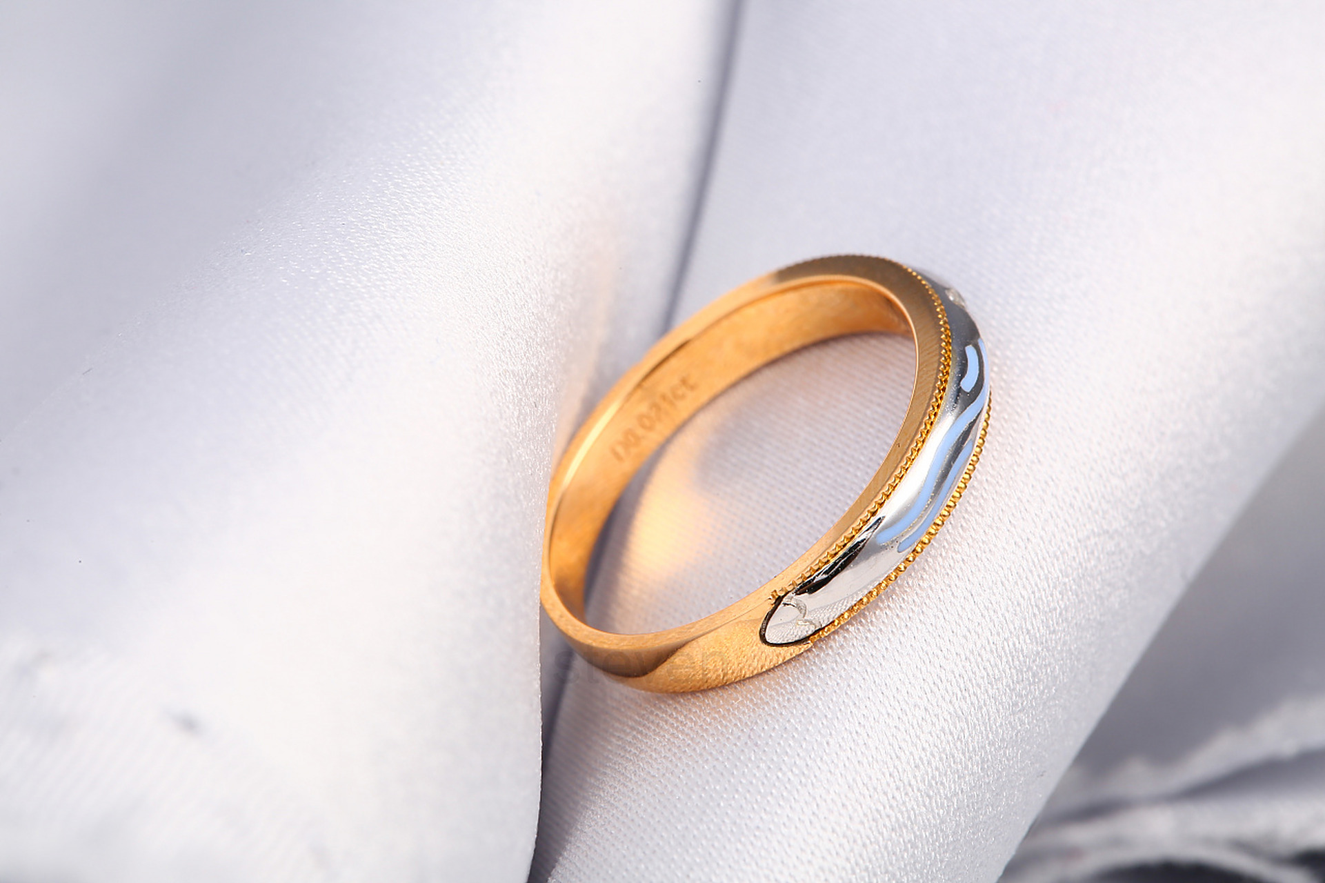 我折腾了好一会儿,也没捞出戒指,突然发现厕所居然堵了.