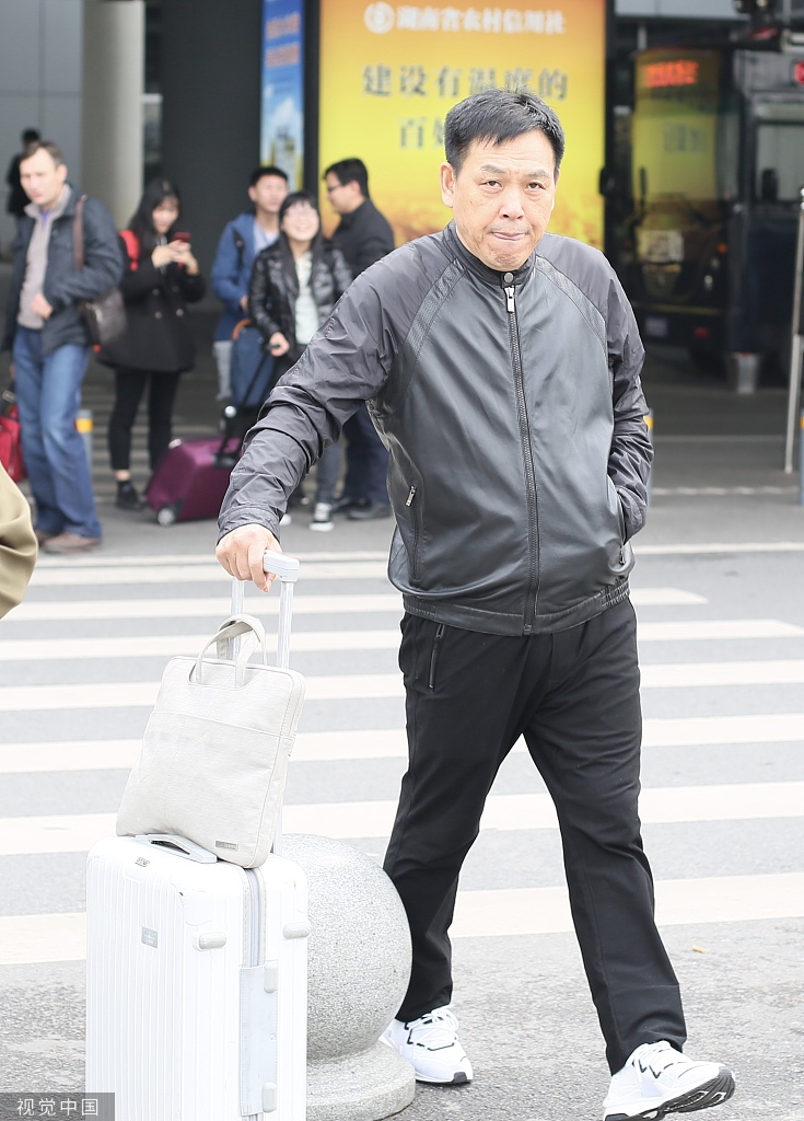 组图:魏大勋包裹严实与父亲合体现身 获众多粉丝追随人气不减