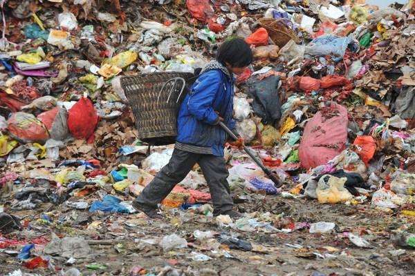 7岁男童每天捡破烂卖,老板总骗他,这天他掀开上衣,老板红了眼