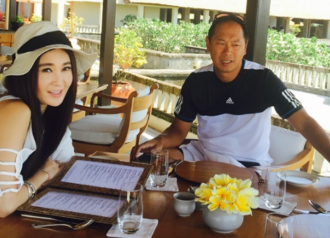 最美妲己温碧霞穿深v长裙出席慈善活动,旁边老太太的表情绝了