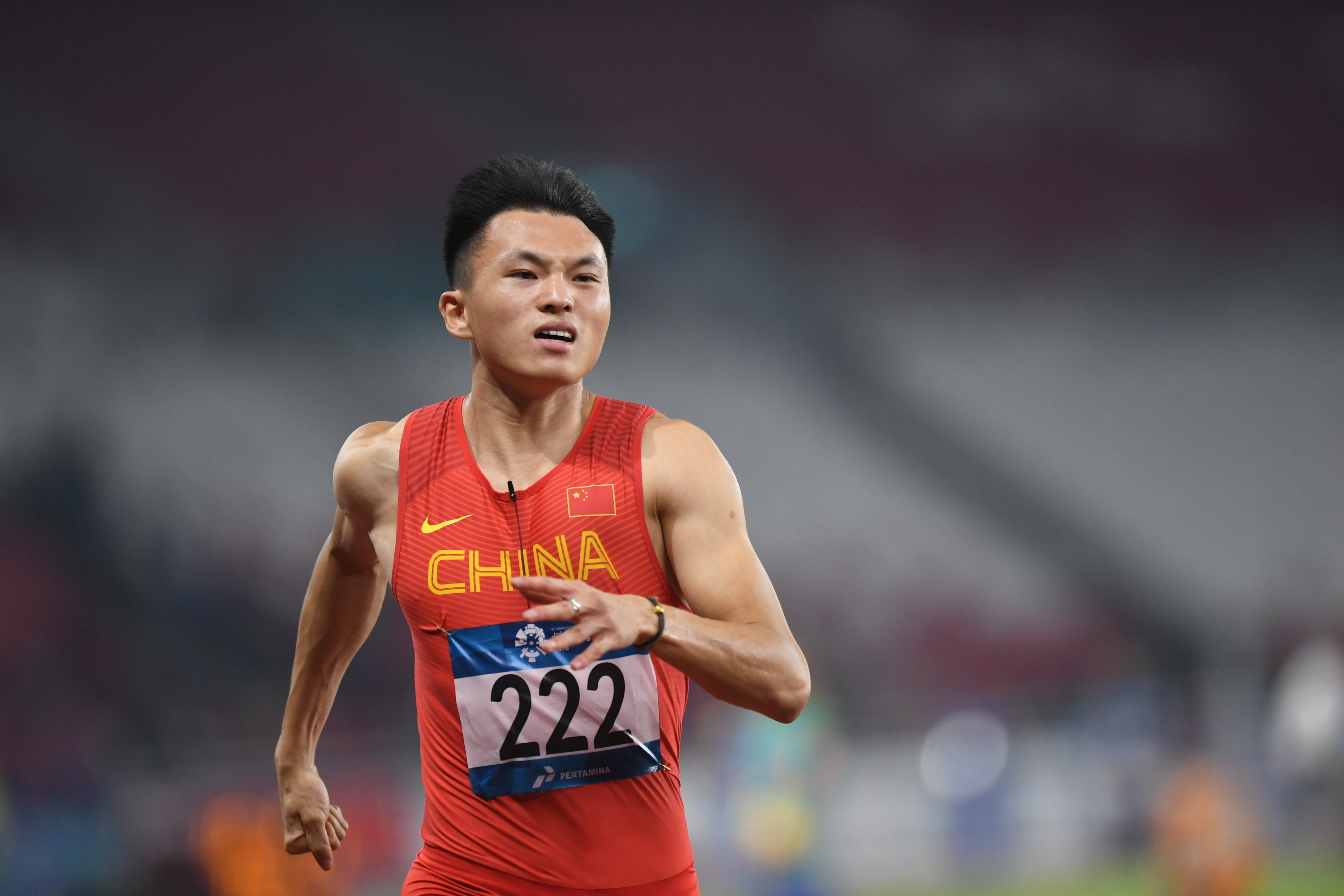 田径——男子100米半决赛赛况(5)