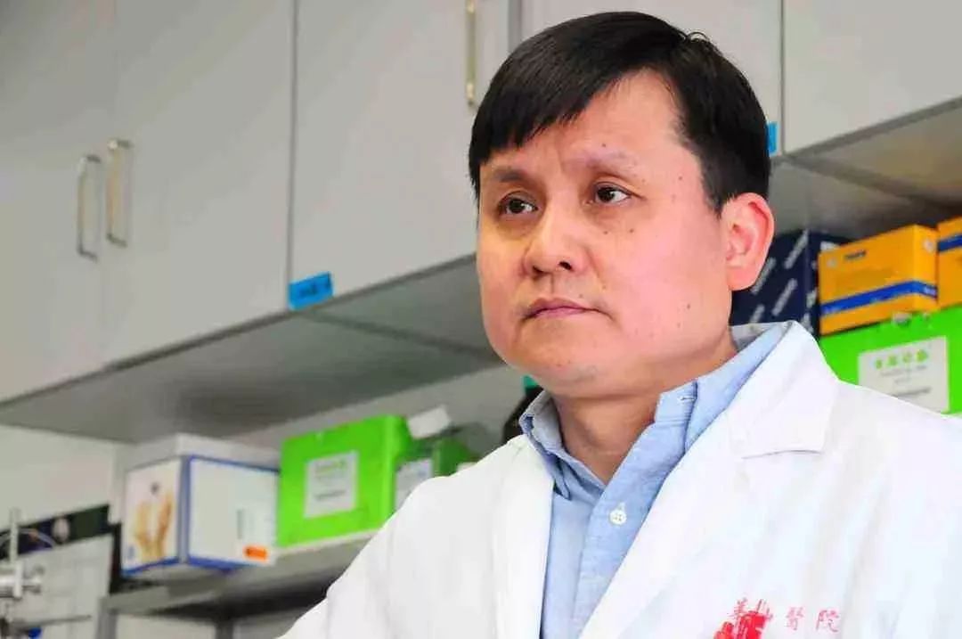 "最刚"医生一夜爆红:当"病毒猎手"长了一张媲美李佳琦的嘴