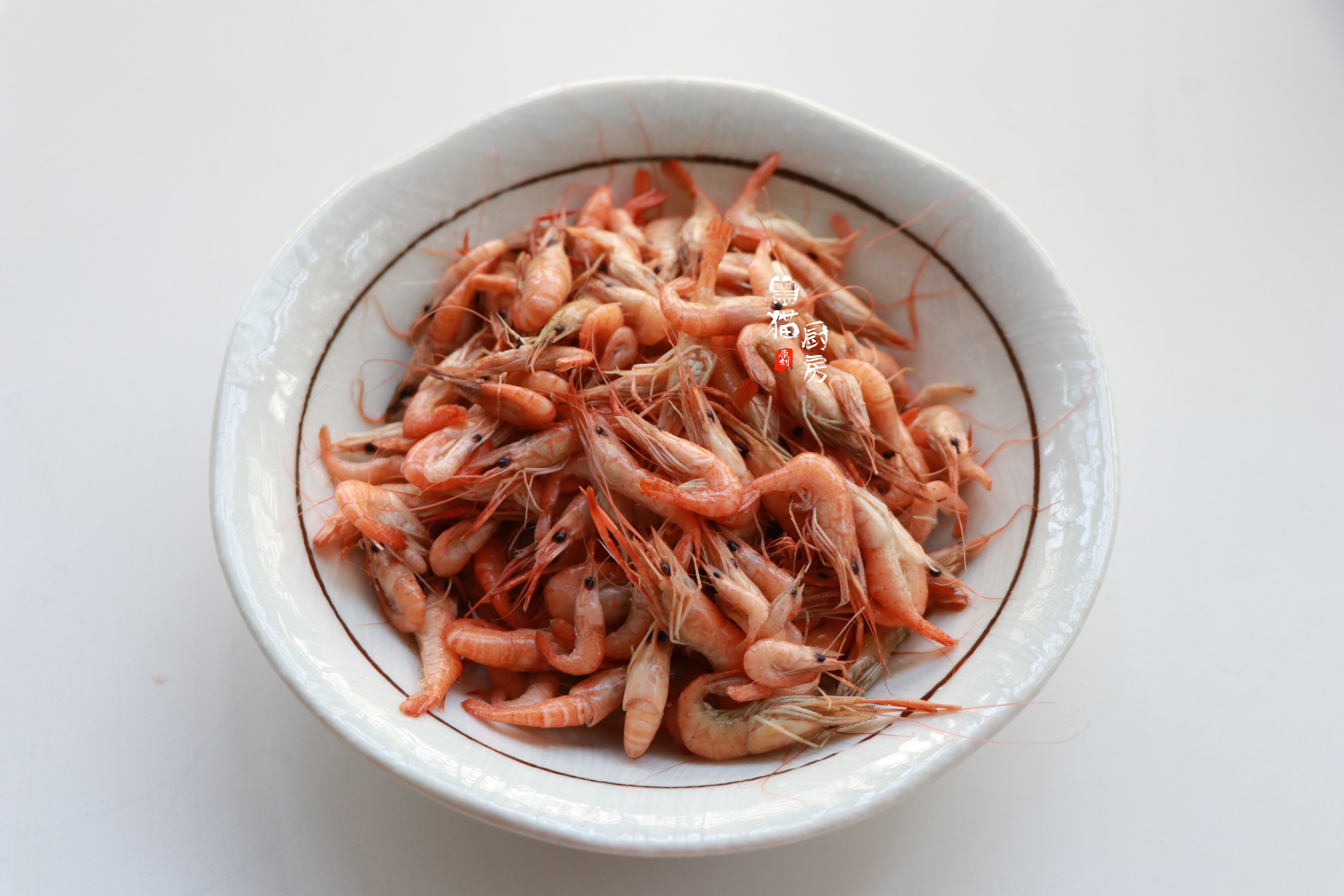 解冻后的河虾放入不粘锅中,中小火煸炒,把河虾炒干水分,这一步是关键.