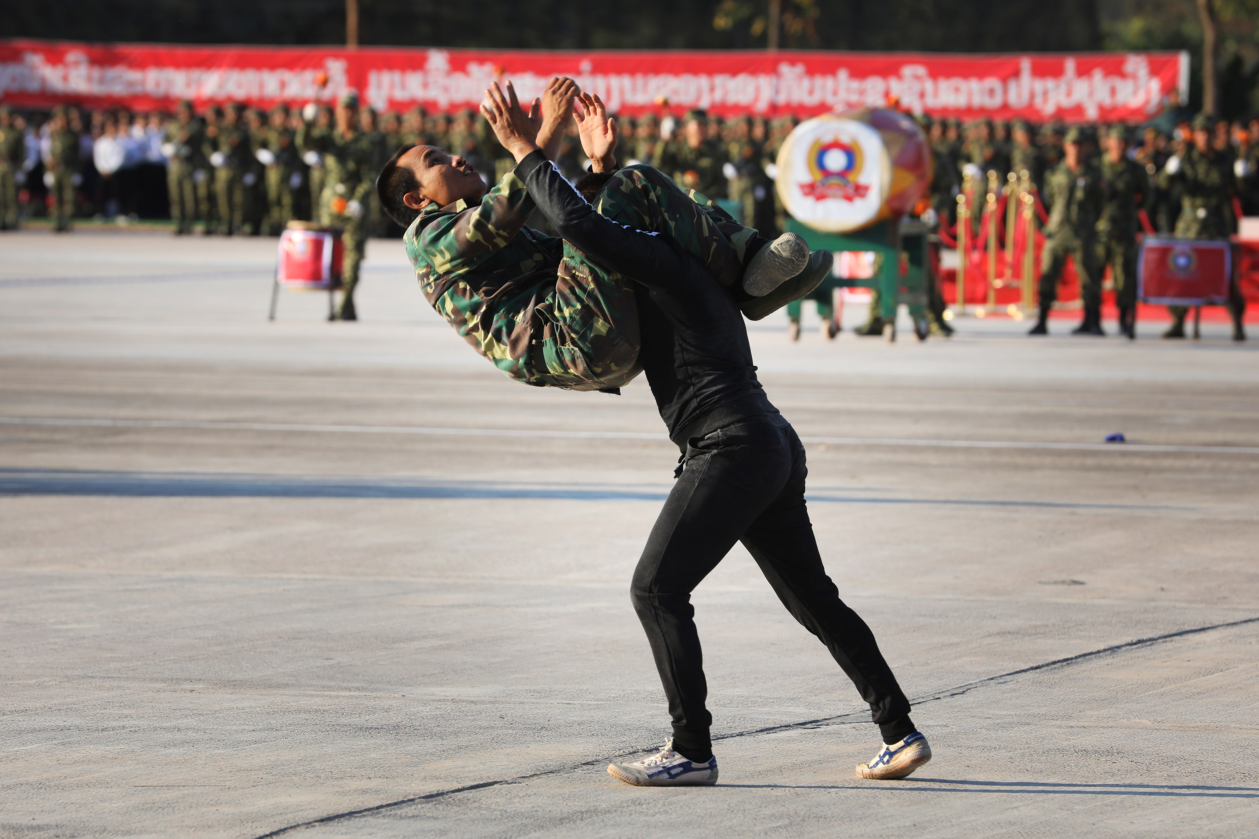老挝人民军建军70周年庆典集会中的格斗表演新华社记者琚振华摄