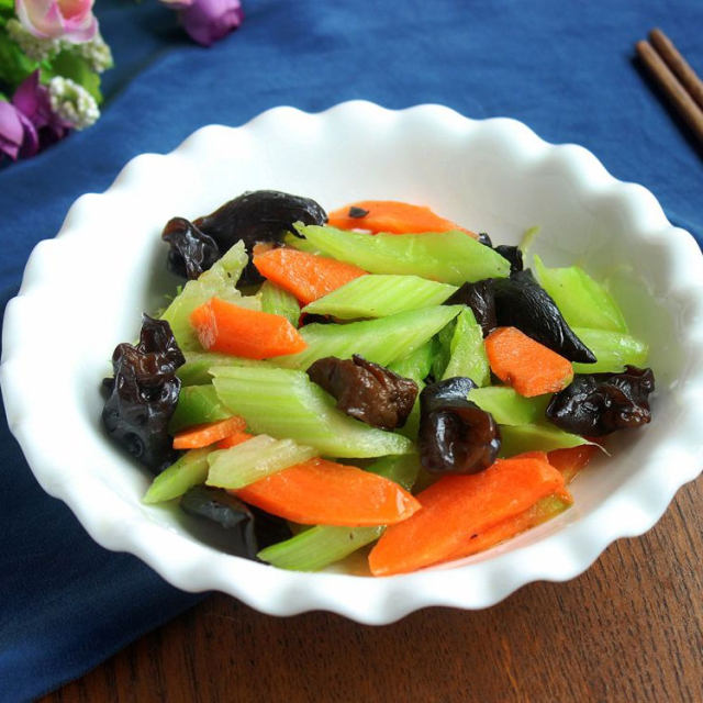 胡萝卜黑木耳炒西芹,营养美味,好吃好看还下饭,几分钟就搞定