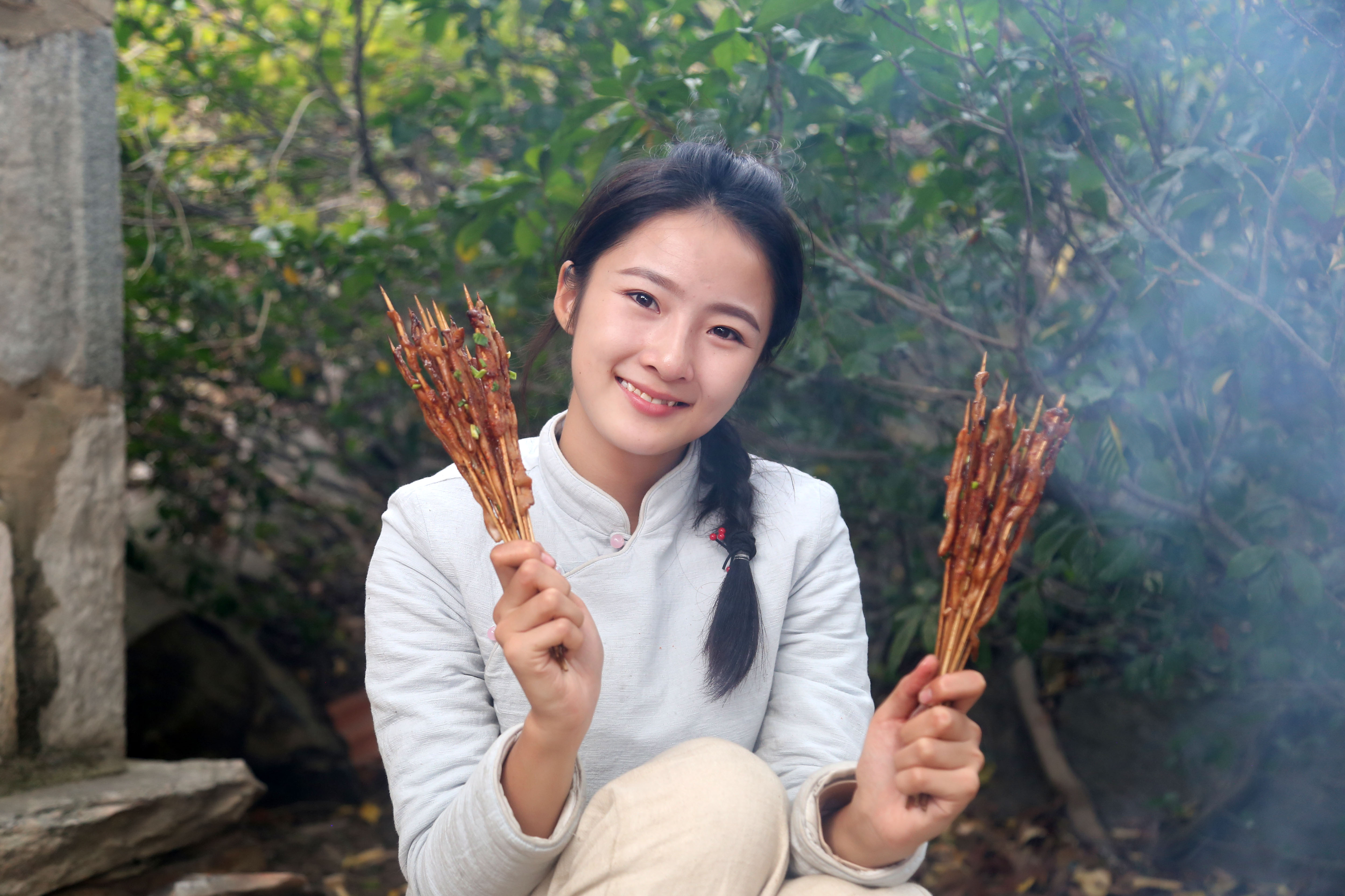 一张铁板,一串鸭肠,姑娘做出林间美味,这样撸串太过瘾