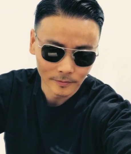 张晋长短发对比,一个英俊潇洒,一个帅气成熟