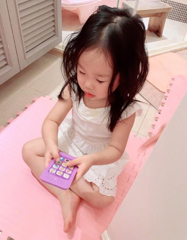 伊能静分享小米粒美照,皮肤白皙头发浓密变身小美女,越大越漂亮