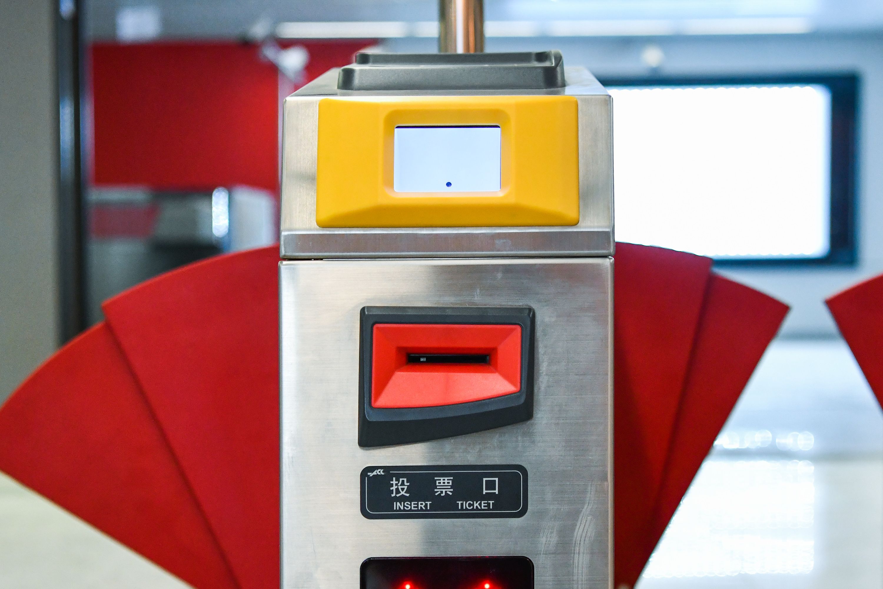 今后,北京地铁还将为乘客自助购票提供机具,设备,网络的支持,让乘客