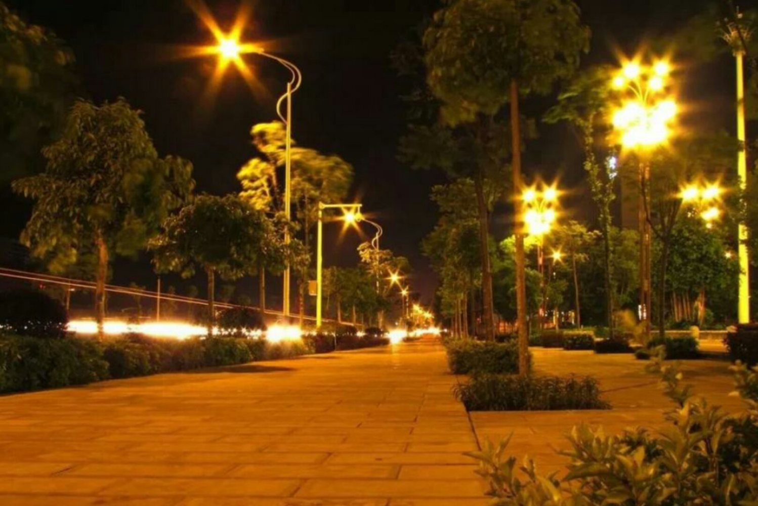 无论城市还是农村,几乎所有的马路都装上了路灯.