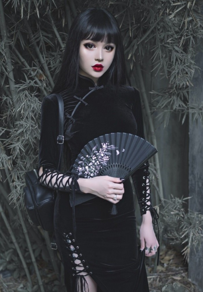 暗黑芭比穿上中国风旗袍,演绎了不一样的暗黑中国风,还是很惊艳的.