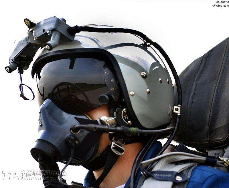 头盔显示器让空战变得简单,竟然只需要用眼睛盯着就能瞄准