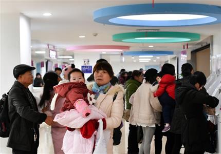 冬季儿童疾病高发,本报记者探访江城多家医院,门诊人满为患,病历堆成