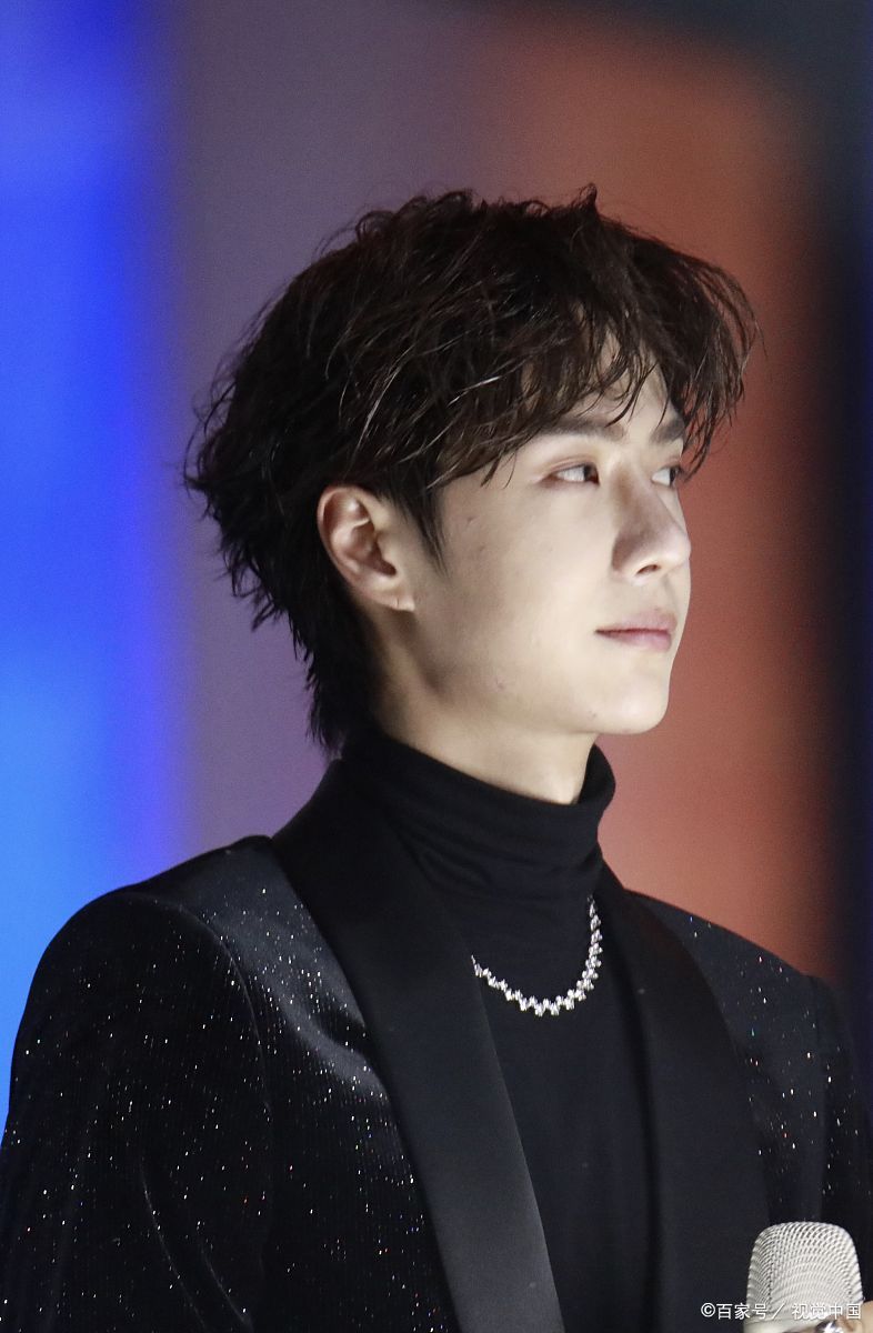 王一博,河南洛阳人,娱乐圈不折不扣的"顶流",uniq组合成员,因电淑剧