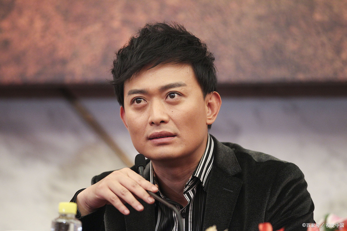 47岁黄海冰,一婚维持6年,二婚妻子小他12岁:无情还是多情?